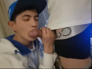 为了惩罚我一进门就脱了骚内裤把原味大吊直接塞进喉咙，一股汗骚臭味！